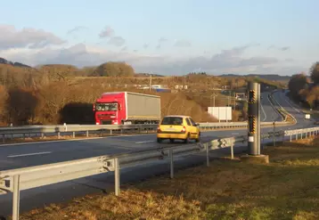 Les routes creusoises comptent 14 radars automatiques, dont 3 discriminants. Ici celui de l'aire de l'Espérance sur la RN 145.