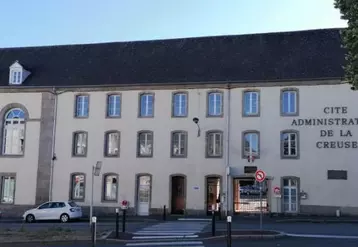 La façade de la Cité administrative sur la place Bonnyaud à Guéret.