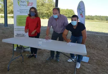 De gauche à droite : Virginie Darpheuille, préfète de la Creuse, Chrisian Arvis, président d’AgriEmploi23, et Alexis Balage, signant le contrat de travail de ce dernier avec AgriEmploi23.