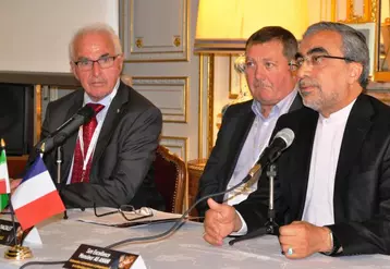 De gauche à droite : Roger Blanc, Jacques Chazalet et Ali Ahani, ambassadeur extraordinaire de la République islamique d’Iran en France.