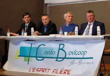 De droite à gauche, Jean-Luc Desnoyer, président de Covido-Bovicoop, Jean-Yves Besse, directeur et Philipe Dumas, président de Sicarev ont fait le point sur la campagne 2015.