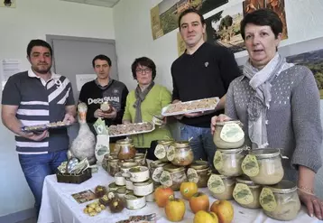 Olivier Delpy, Emmanuel Carboniere, Anne-Marie Chauzu,Bertrand Iss-Artier et Nadine Buge avec une partie des produits de la marque.