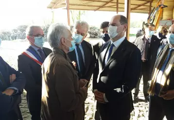 Jean Castex en discussion avec Jean-Paul Dauge, agriculteur retraité, aux côtés du maire de Luzillat, Claude Raynaud, d’André Chassaigne et de Julien Denormandie.