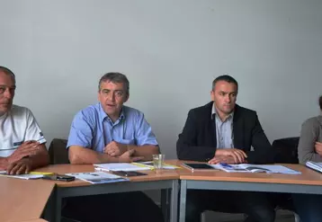 De gauche à droite : Christian Peyronny, président de la FNSEA 63, Patrick Bénézit, président de la FRSEA Massif central, Marion Vedel, secrétaire générale adjointe des JA Auvergne Rhône-Alpes, et Joël Piganiol, secrétaire général de la FDSEA du Cantal.