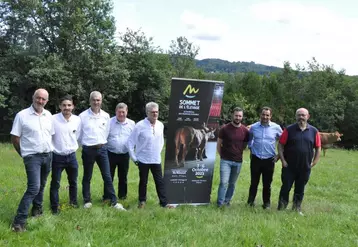 Les organisateurs du Sommet et les acteurs de la race limousine, réunis, jeudi dernier, sur l’exploitation de la famille Coudert à Sugères, dans le Puy-de-Dôme.