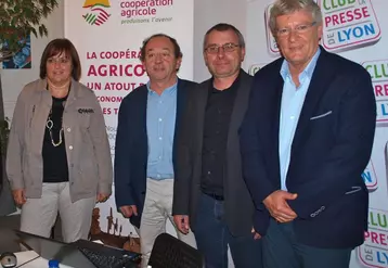 Gérard Rodange, président de Coop de France Rhône-Alpes Auvergne, entouré par des représentants de la Coopérative Dauphinoise (Isère) et l'Union des coopératives de l'Allier qui participeront à la Semaine de la coopération.