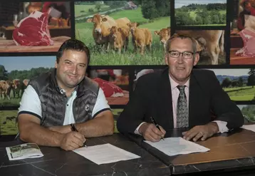 À gauche, Michel Queille, président de l'Association du veau sous la mère et à droite Jean-Pierre Bonnet, président de Limousin Promotion.