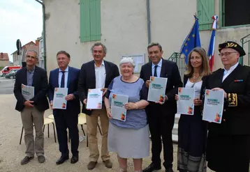 Mme la ministre, entourés des cinq auteurs du rapport de Mme la Préfète de l’Allier.