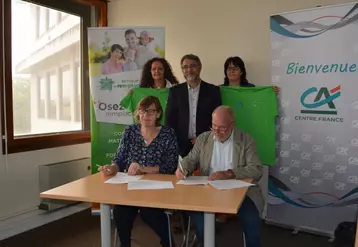 Marie Josse, administratrice de la caisse régionale CACF, Jean-François Giraud, président de la caisse régionale CACF, Cécile Fournier, directrice du Service de Remplacement Creuse, Jeanette Meerman, présidente du Service de Remplacement Creuse, et Robert Cheron, vice président de la caisse régionale CACF.