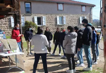Par petits groupes, les élèves de cinq établissements agricoles de la région ont suivi des ateliers thématiques sur l’exploitation d’Alexis Joubert à Saint-Martin-Lestra (Loire).