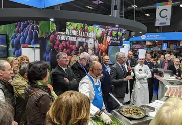 Semaine de promotion de l’agriculture auprès des Français, et du public parisien en particulier, le salon de l’agriculture est aussi un carrefour où se croisent personnalités politiques, représentants professionnels et acteurs économiques du monde agricole.