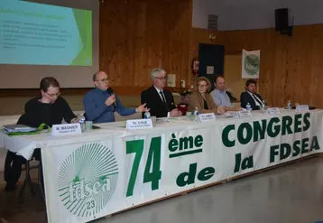 À la tribune, de gauche à droite : Michaël Magnier, président de Jeunes Agriculteurs 23, Thierry Coué, vice-président de la FNSEA, Thierry Jamot, président de la FDSEA de la Creuse, Valérie Simonet, présidente du Conseil départemental de la Creuse, Christian Arvis, secrétaire général de la FDSEA de la Creuse, et Pascal Lerousseau, président de la Chambre d'agriculture de la Creuse.