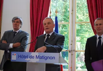 Le Premier Ministre Jean-Marc Ayrault entouré de Stéphane Le Foll, ministre de l'agriculture, et de Guillaume Garot, minsitre délégué à l'agroalimentaire.