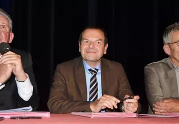 Jean-Yves Gouttebel (à droite), président du Conseil départemental du Puy-de-Dôme, copréside avec André Gilles, vice-président du Conseil départemental de la Drôme, l’association Agrilocal. À leurs côtés Pierre Monzani, directeur général de l’ADF, et ancien préfet de l’Allier.