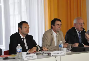 De gauche à droite : Philippe Nucho, secrétaire général de la Préfecture de la Creuse, Jean-Philippe Viollet, président de la Chambre d’Agriculture, et Gilles Pivette, directeur de la Chambre d’Agriculture.