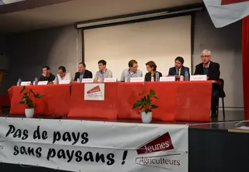 À la tribune de l’Assemblée générale de Jeunes Agriculteurs Creuse : Florent Gibard, trésorier de JA 23, Shayna Darak, administrateur JA Nouvelle-Aquitaine, Nicolas Simonnet, vice-président du Conseil départemental, Aurélien Desforges, secréaire général JA 23, Michaël Magnier, président de JA 23, Magali Debatte, préfète de la Creuse, Pascal Lerousseau, président de la Chambre d’agriculture, et Thierry Jamot, président de la FDSEA de la Creuse.