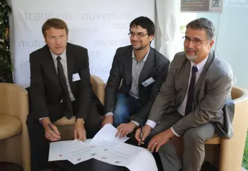 Guillaume Joie signe la convention avec les représentants des caisses de CA Centre France et Centre Ouest.
