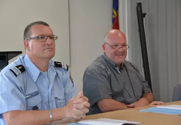 Le colonel Frédéric Delcroix et Bertrand Labar, président du SDIS 23.