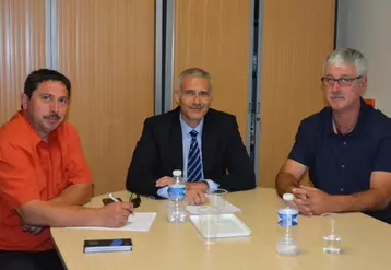 De gauche à droite : Pascal Lerousseau, président de la FDSEA, Olivier Maurel, secrétaire général de la préfecture de la Creuse, et Thierry Jamot, vice-président de la FDSEA.