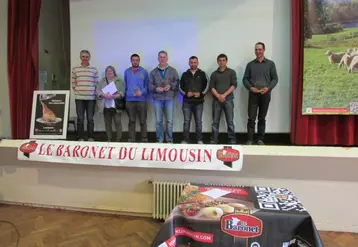 De gauche à droite : Pascal Picaud , président d’Ovins Berry Limousin (OBL), Gaec Couderc (mère et fils), Roland Deshors, Gaec Bourret (frères), Kevin Chouteau.