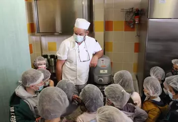 Les enfants de l'école de Clugnat ont réalisé la recette du crumble aux pommes à la Mas des Chaumes.