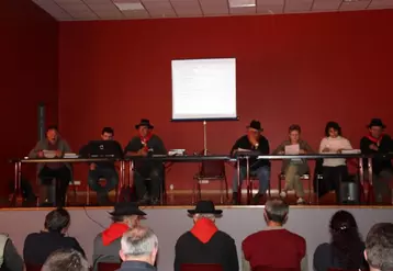 Pour monter leur motivation, les administrateurs, à l’image de leur président, sont venus à l’assemblée générale avec la tenue du Fin Gras, blouse noire et foulard rouge.