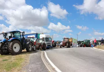 Déterminés et en colère, les agriculteurs ont bloqué les grands axes routiers du département.