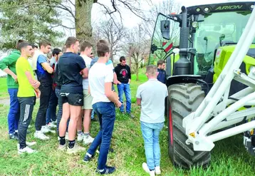 En classe, puis sur le terrain, les étudiants en BTS DGEA à Brioude-Bonnefont se sont plongés  dans les applications de l'agriculture de précision.