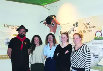 De gauche à droite : Bernard Bonnefoy (président de l'AOP), Solène Tsitos (animatrice de l'AOP), Laurence Prévost (Maire du Lac d'Issarlès),  Angélique Prat et Alison Salat (animatrices de l'AOP).