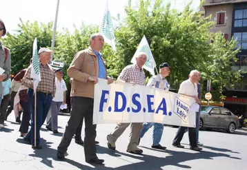 Au premier plan, portant la banderolle de la FNSEA, Gilbert Guignand, Jean Fayolle et Jean-Claude Chalencon.