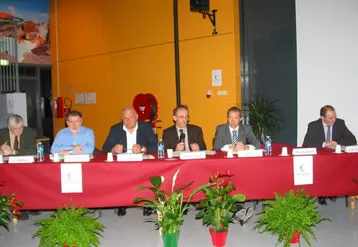 De gauche à droite : Pierre Ambert, vice-président, Bernard Meyronneinc, DDAF, Gilbert Bros, pdt Chambre d’Agriculture,  Henri Meunier, président Euréa Coop, Bertrand Relave, directeur général et Jean-Michel Javelle, vice-pdt.