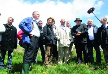 Chantal Jouanno, accompagnée de Pierre Chevalier, de représentants des éleveurs cantaliens et d’éleveurs eux-mêmes, a fait bonne impression lors de sa visite sur le thème pastoralisme et biodiversité.