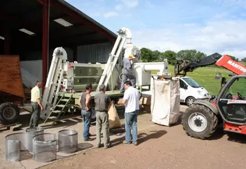 Des essais ont été menés, début août, au GAEC de la Fenasse. Visant le réglage de la machine, ils étaient supervisés par Christophe Boissières (pdt CUMA St-Paulien), François Parjouet (technicien Dorez), François Debard (salarié CUMA des Deux Rochers), Régis Brun (FD CUMA 43) et Bernard Daudet (Chambre d’agriculture).