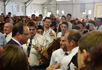 François Hollande aura passé pas moins de 2h30 à déambuler dans les allées d’un Sommet, plein à craquer, ici aux côtés des éleveurs de salers.