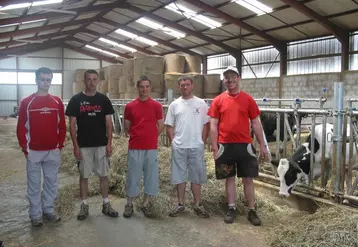 Christophe Daudet, JA de Cayres, Fabien Fabre, président et Guillaume Julien, trésorier, sur l’exploitation agricole de David et Alain Joumard (membre des JA de Cayres) à St Jean Lachalm.