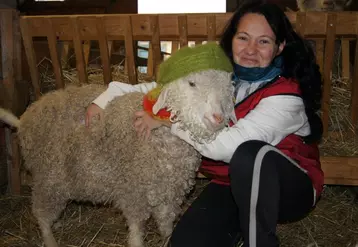 Sandra Hobeniche affectionne et bichonne ses chèvres et tout particulièrement Zaza, l’égérie de toutes les collections.