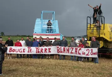 Les JA du canton de St Paulien devant deux moissonneuses batteuses du Moiss Batt Cross.