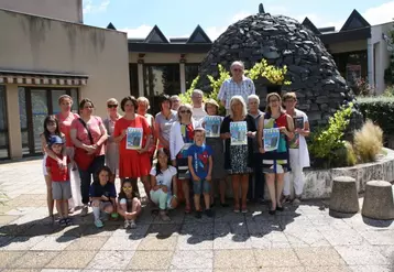 Les organisateurs et bénévoles du festival off d’Interfolk devant le chibotte du Centre culturel de Vals.