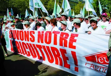 10 000 agriculteurs présents à Paris pour manifester leur désespoir.
Ils ont défilé de 10 heures à près de 16 heures. Le slogan : « Sauvons notre agriculture ».