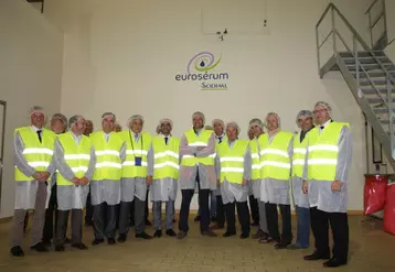 Elus et responsables professionnels de Sodiaal et Eurosérum dans le périmètre de rénovation de l'usine de Bas-en-Basset.