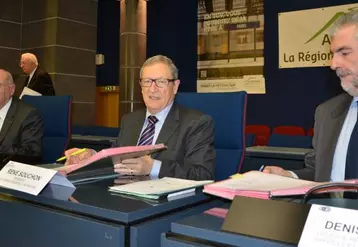 Signature de la convention de transition du Feader entre Michel Fuzeau, préfet de région, René Souchon, président du Conseil régional d’Auvergne et Denis Cheminat, délégué régional de l’ASP.