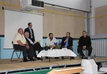 Gilbert Bros (Chambre d’agriculture), Jean Boyer (sénateur), Hervé Morainville (animateur table ronde), Jean Bernard Sallat (JA), Gilbert Guignand (FDSEA) et Frédéric Beriou (Groupe Géant).