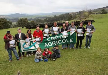 Les organisateurs de cette fête devant le troupeau de Pascal Crespy.