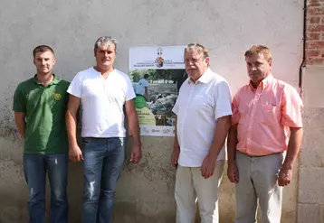 De gauche à droite : Adrien Raballand, responsable de l’exploitation agricole du lycée, Claude Font, FDO, Emmanuel Coste, Interbev Ovins et Paul Teullet, proviseur du lycée.