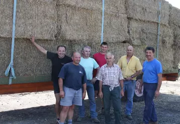 Pour ces agriculteurs du secteur de Saugues, la solidarité c’est aussi s’investir personnellement dans une opération d’envergure comme l’opération paille mise en place par la FDSEA et les JA.
