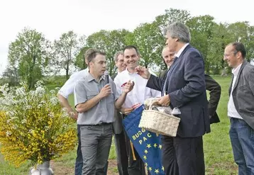 Une aide couplée à la production porcine de montagne ne représenterait que 6 à 7 millions d’euros dans le budget de la Politique agricole commune, comme l’ont rappelé les jeunes éleveurs au ministre.