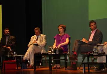 Chantal Jouanno entourée de ses grands témoins et de Laurent Wauquiez.