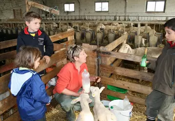 Les enfants accompagnent Maryse dans son travail.