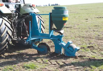 L’efficacité d’une charrue sous-soleuse a été constatée sur le terrain, dans le Cantal, pour lutter contre les ravages des rats taupiers.