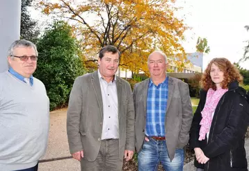 De gauche à droite : Thierry Boulleau, directeur de la Safer Auvergne, Jacques Chazalet, président, Didier Imbert, président du Comité départemental du Puy-de-Dôme et Marie-Laure Pommier, conseillère foncier.
